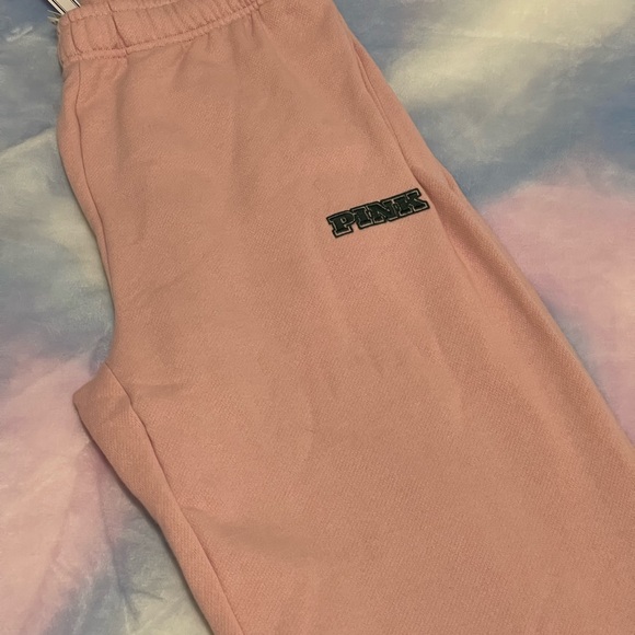 PINK Limited-Edition Chalk Rose FLEECE CAMPUS SWEATPANTS - Picture 4 of 7